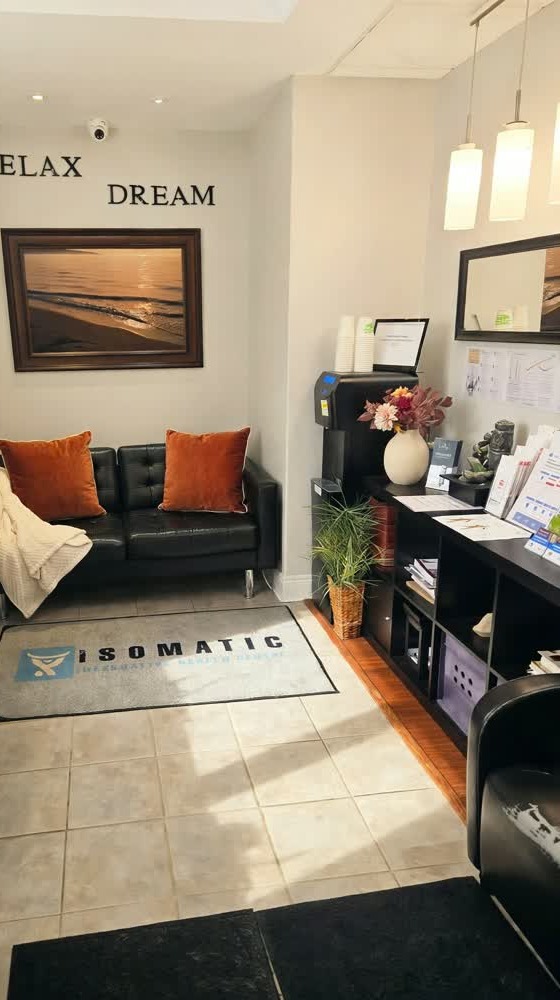 ISOMATIC waiting room with a comfortable couch and terracotta pillows.